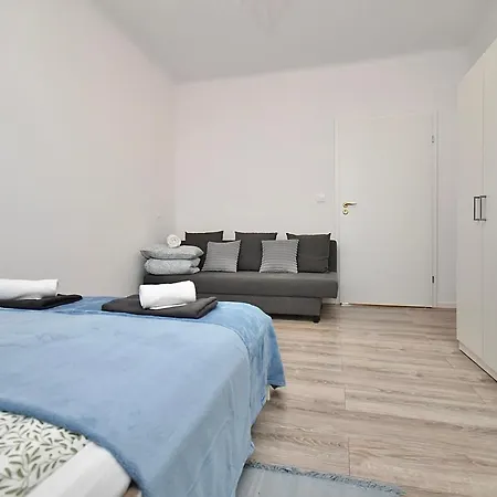 Aleja Niepodleglosci ホームステイ ワルシャワ