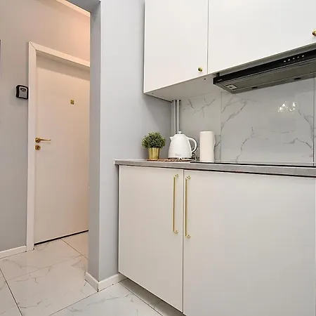 Aleja Niepodległości *