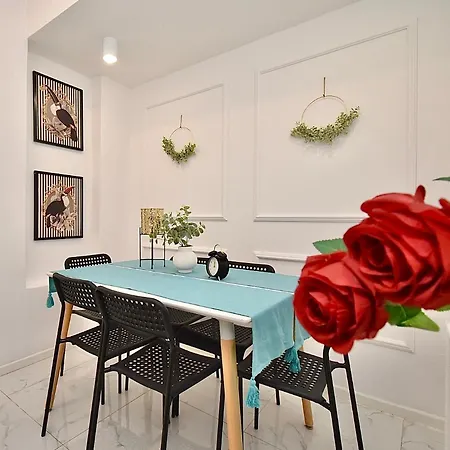 Aleja Niepodleglosci בית אירוח ורשה