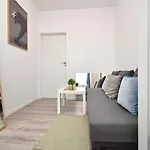 Aleja Niepodleglosci ホームステイ ワルシャワ
